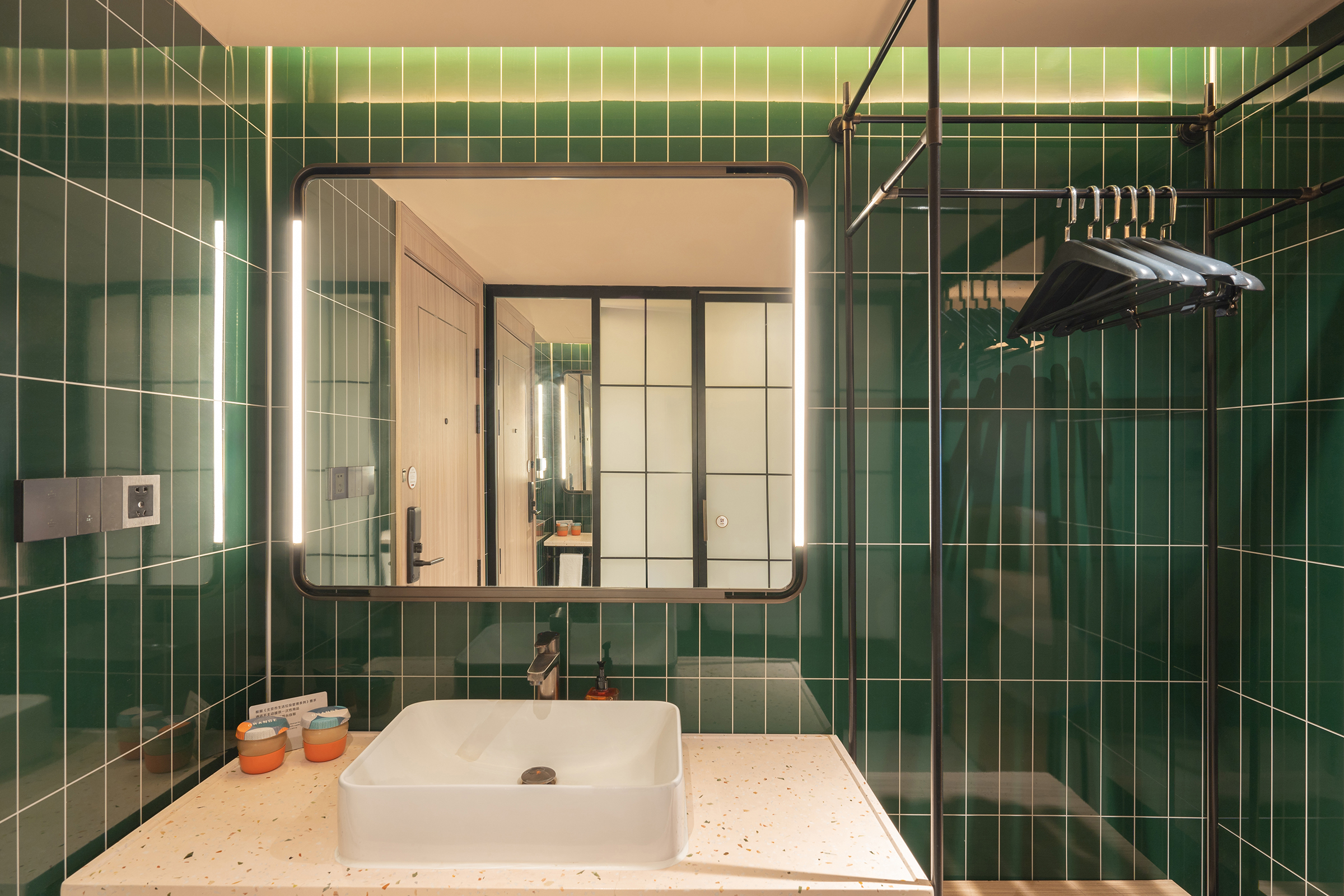 高级双床房（65寸智能电视+全屋智能客控）