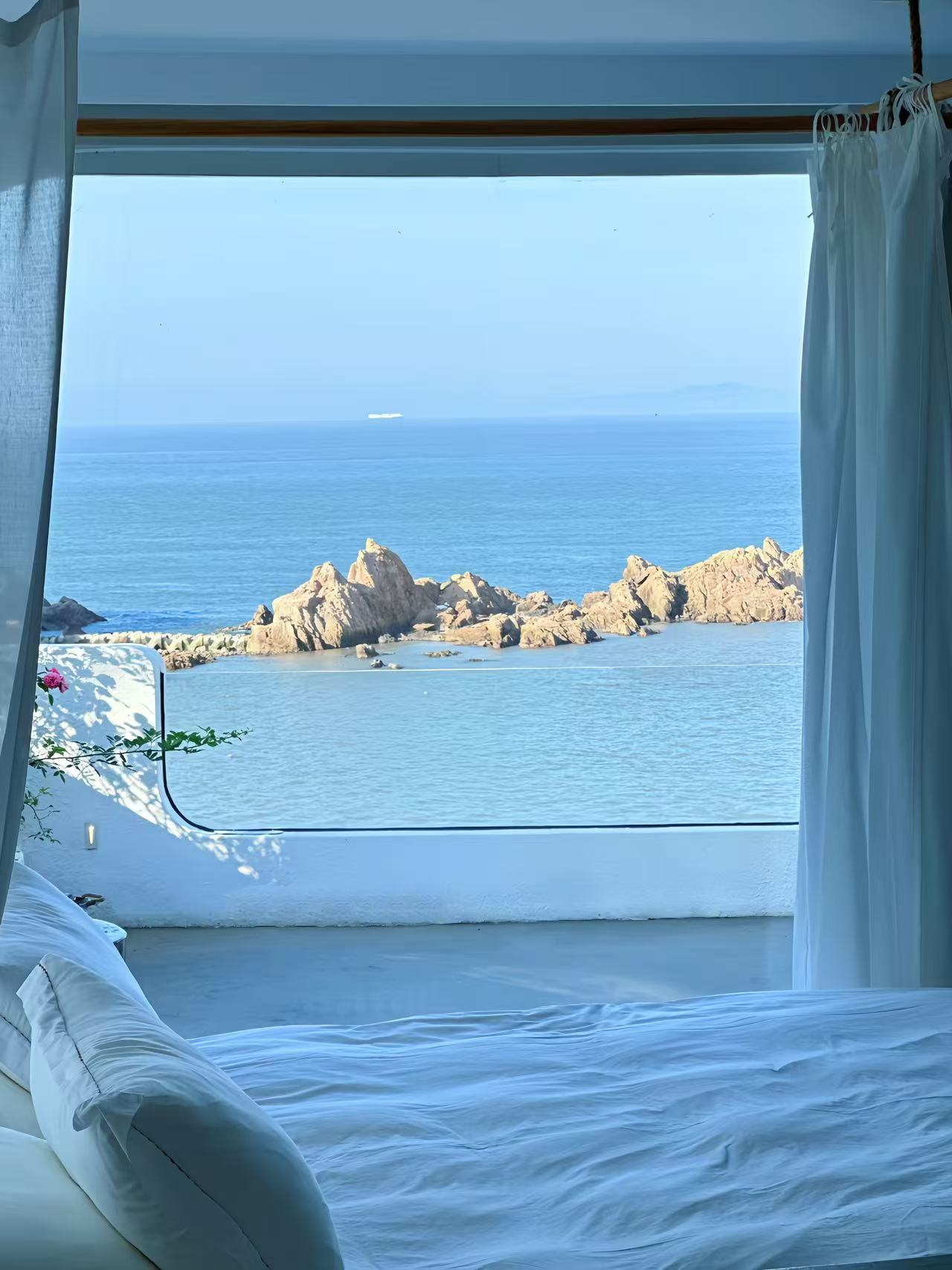 庭院豪华日出海景大床房（风情帷幔+室内浴缸）