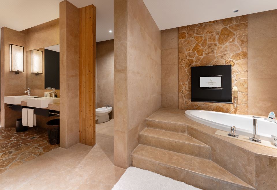 Narada Resort & Spa LiangzhuLuxurious Family Suite