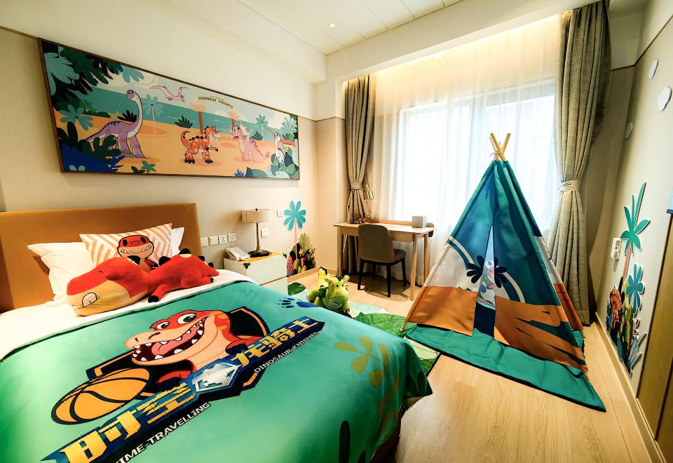 Bejing Yanqing Alpine Skiing Resort HotelSpatio Temporal Dragon Knight Themed - Triple Beds Room