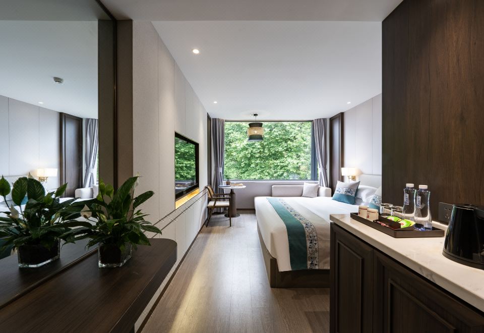 Zhihong King Bed Guestroom