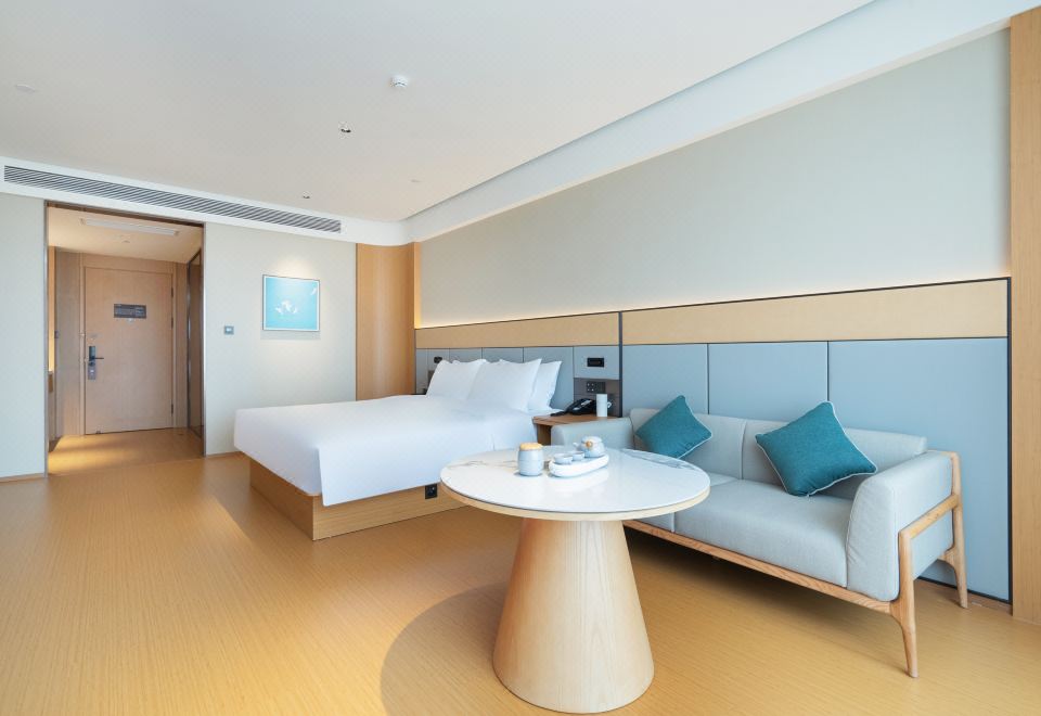 高级大床房（鸟瞰市容，湖景观楼）