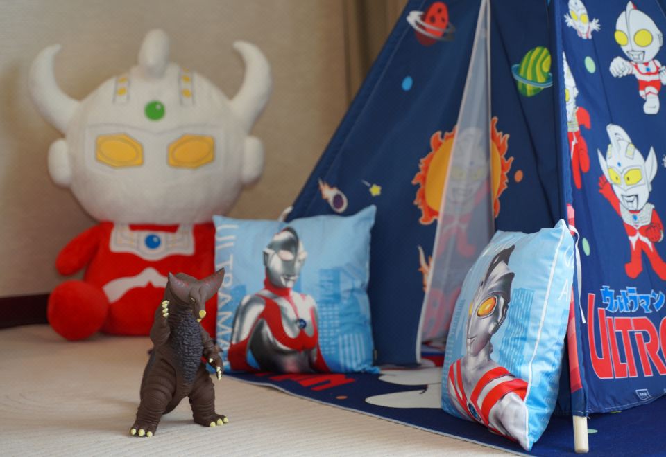 Renaissance Tianjin Lakeview HotelUltraman Themed Family Lake-View Double Bed Room