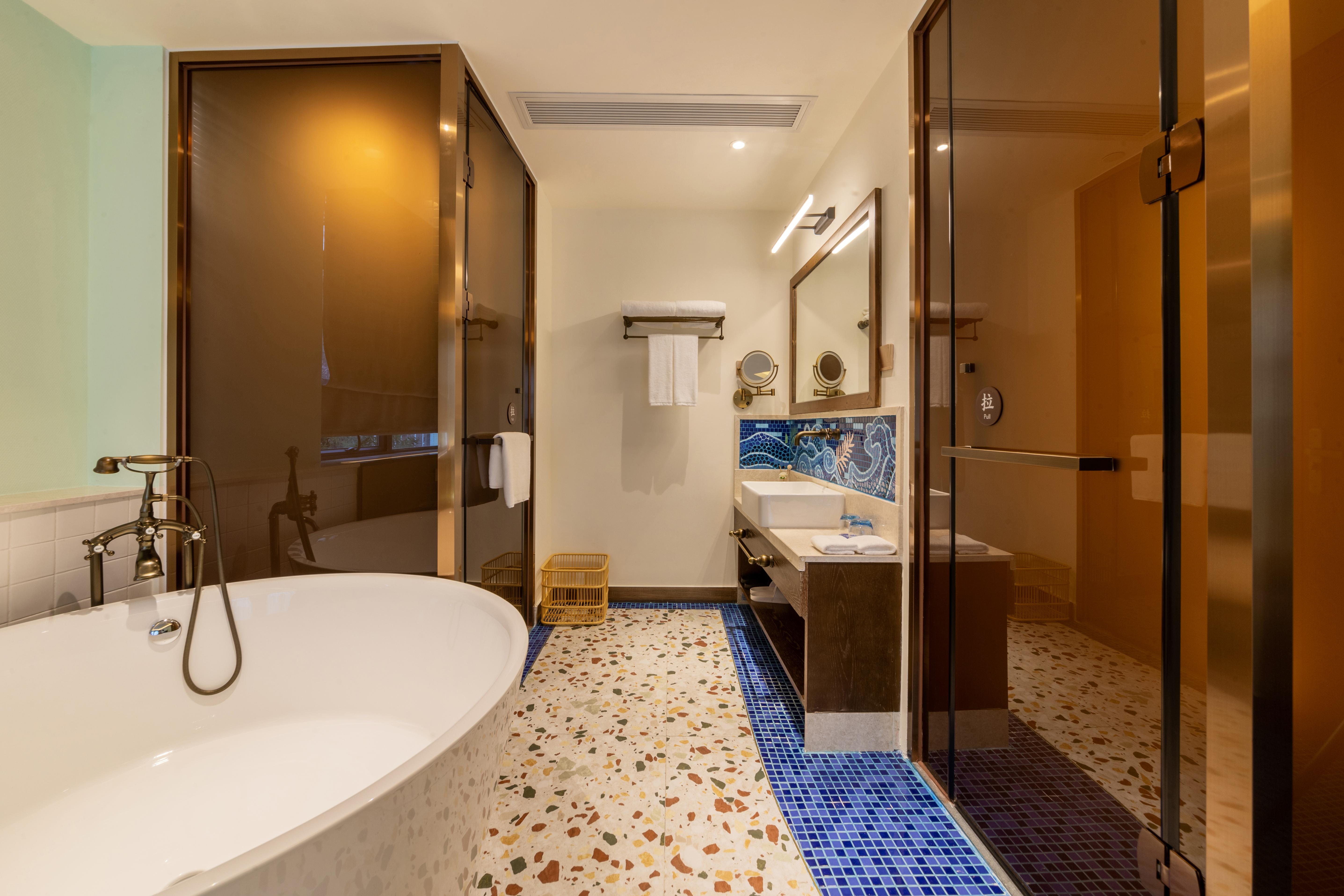 Overseas Chinese Town Nanyang Inn (Gankeng Ancient Town Shop)Dian · Private Hot Spring Grand Suite (One-Bedroom & One-Living Room + Private Hot Spring + Party Space + Hakka Nostalgic Longing)