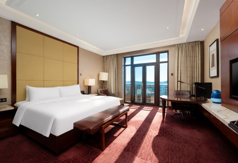 燕山景观大床房（明窗观景+私享浴缸+氛围落地灯）