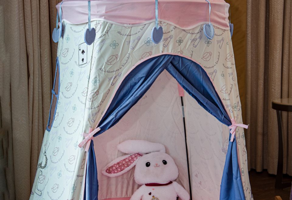 The Langham HefeiAlice In Wonderland Theme Room