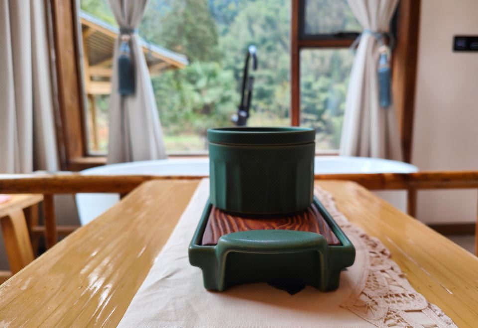 雅坞·行山观景大床房「休闲茶座+轻奢浴缸+泳池景观」