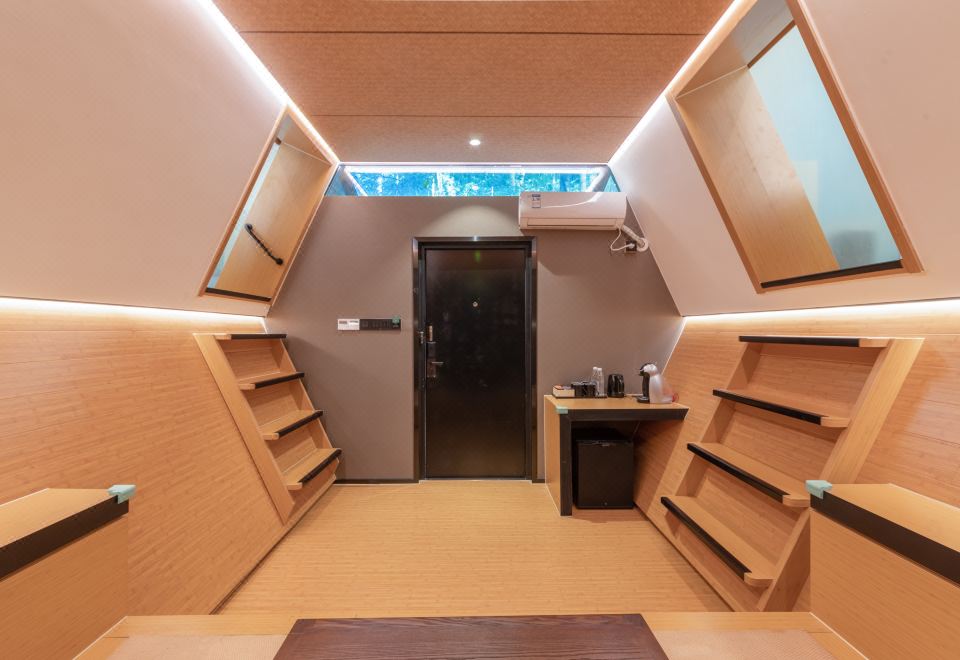 Hangzhou SENBO Nature Park and ResortDouble-bedroom Of The Ultraman-themed Honeycombb