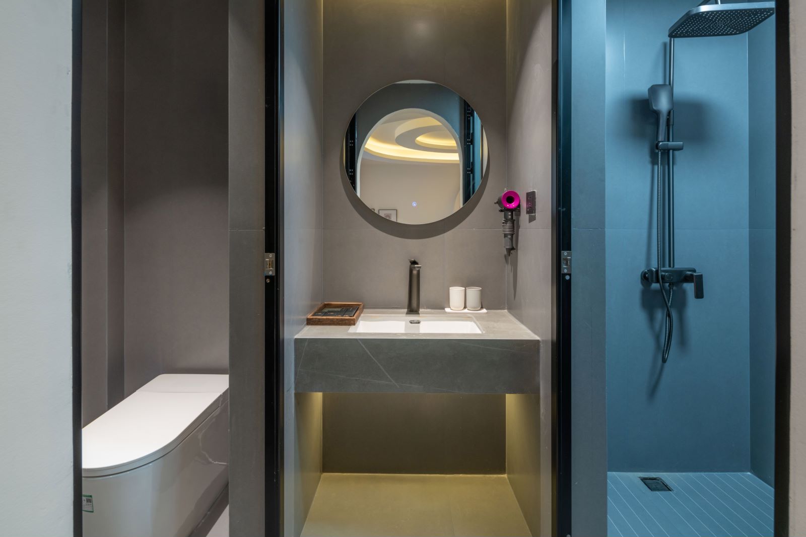 Queen Room With Audio-visual Equipments