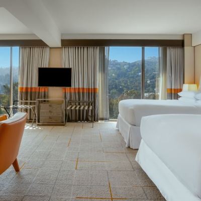 Traditional Guest Room, 2 Queen, Accessible Room With Roll-in Shower