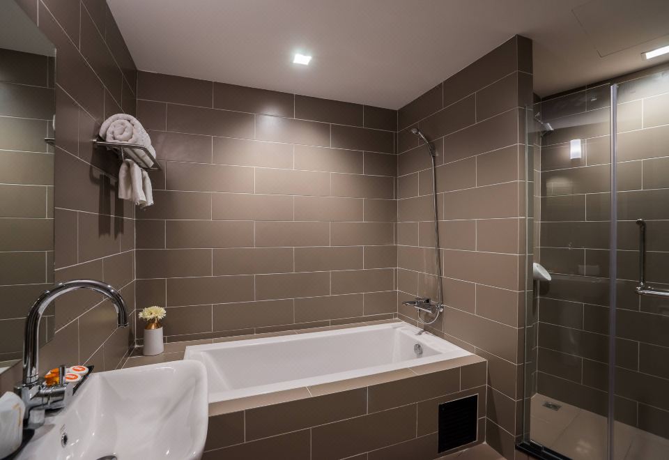 J Inspired Hotel PattayaDeluxe Family Two-King Beds