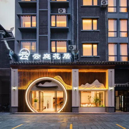Cloud Blossom Hotel