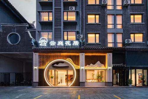 Cloud Blossom Hotel