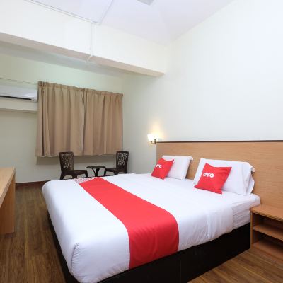 Bilik King Standard Kupon OYO 1105 Hotel 75