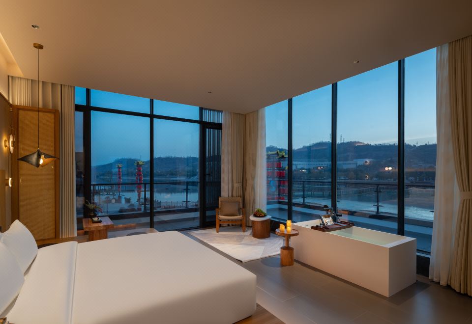 高级湖景大床房