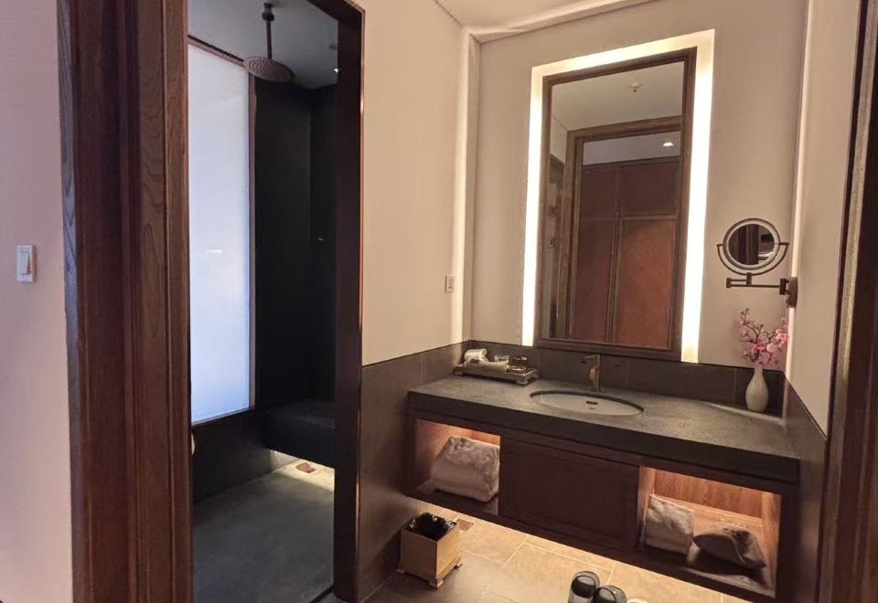 HU CHENG YALUX PoyangYuelu Big Bed Room - No Balcony