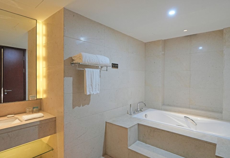 豪华套房（零压床垫+鹅绒枕+小冰箱）