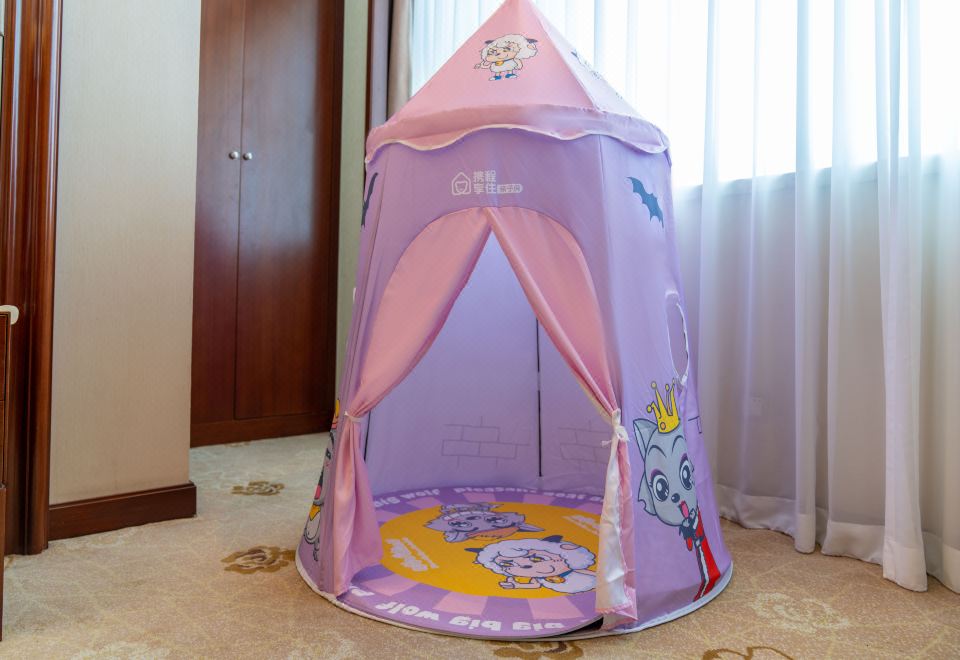 Beijing Xinjiang PlazaPleasant Goat And Big Big Wolf Theme Double Bed Room