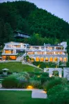 THE SIXTH SEASON VACATION MANOR