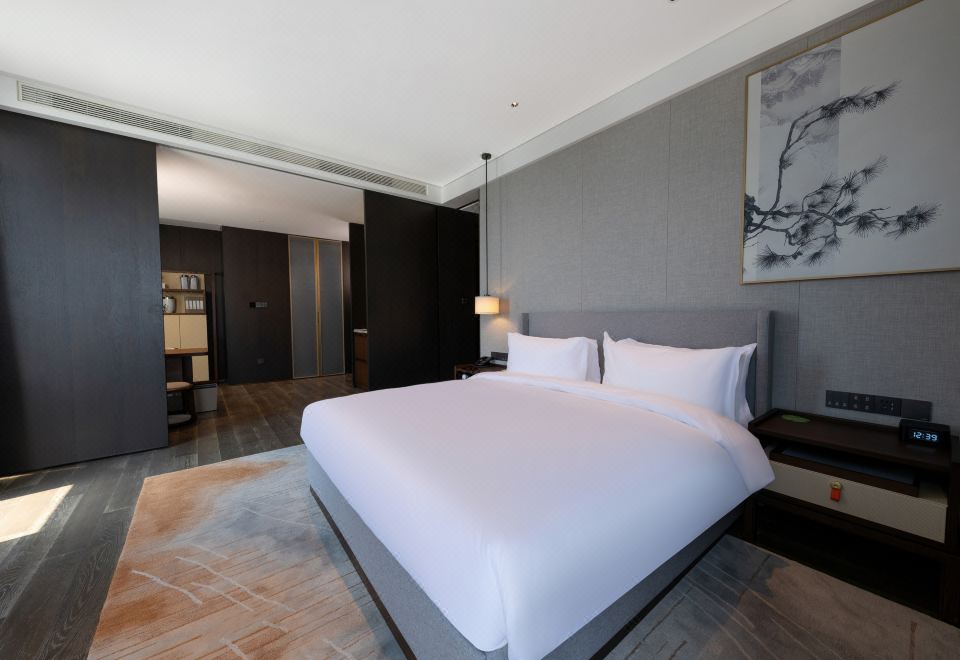Business Queen Room