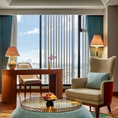 豪華套房，配備 1 張特大床，附帶休閒區使用權 河內美爵大飯店優惠