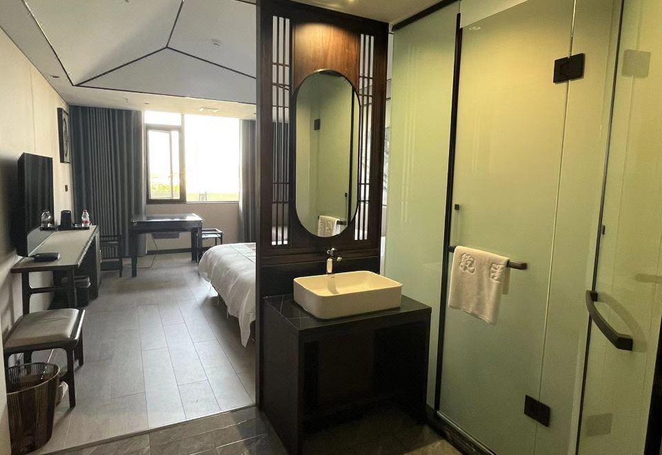 Qian Stream Grand HotelDeluxe Queen Room