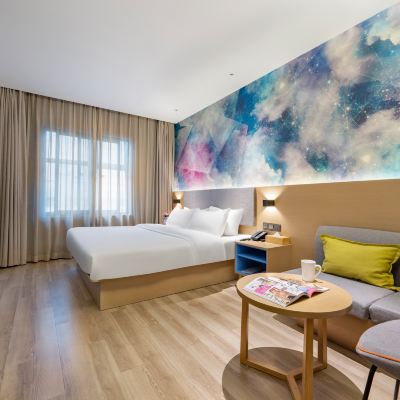 高級大床房【電視投屏，零壓床墊】 星程飯店（西安鐘樓回民街店）優惠