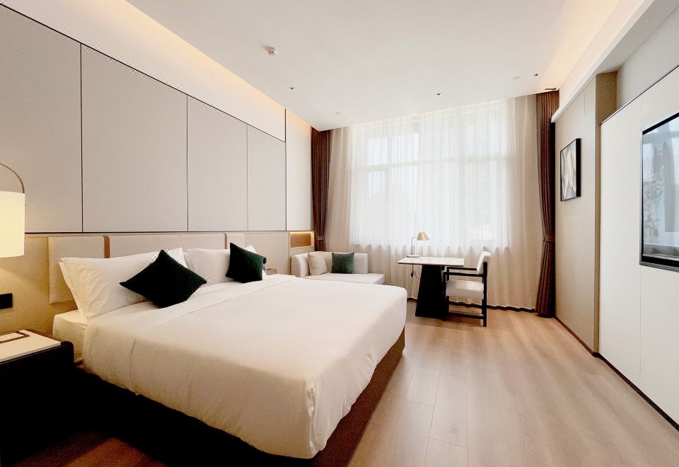 Panoramic Queen Room