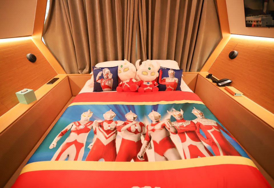 Hangzhou SENBO Nature Park and ResortKing-size Bed Of The Ultraman-themed Honeycomb Room