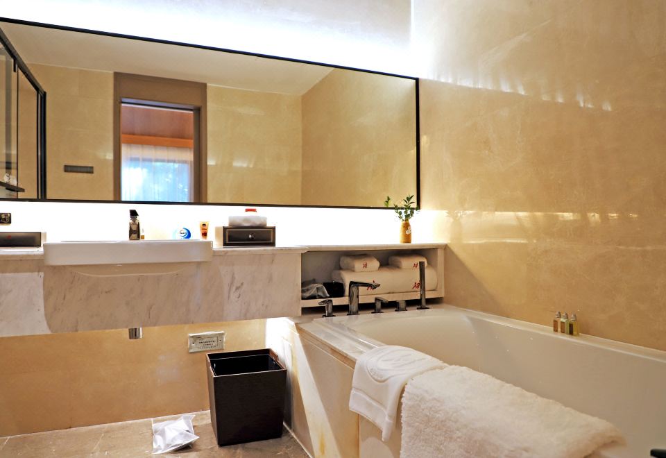 鳴泉湖景豪華套房