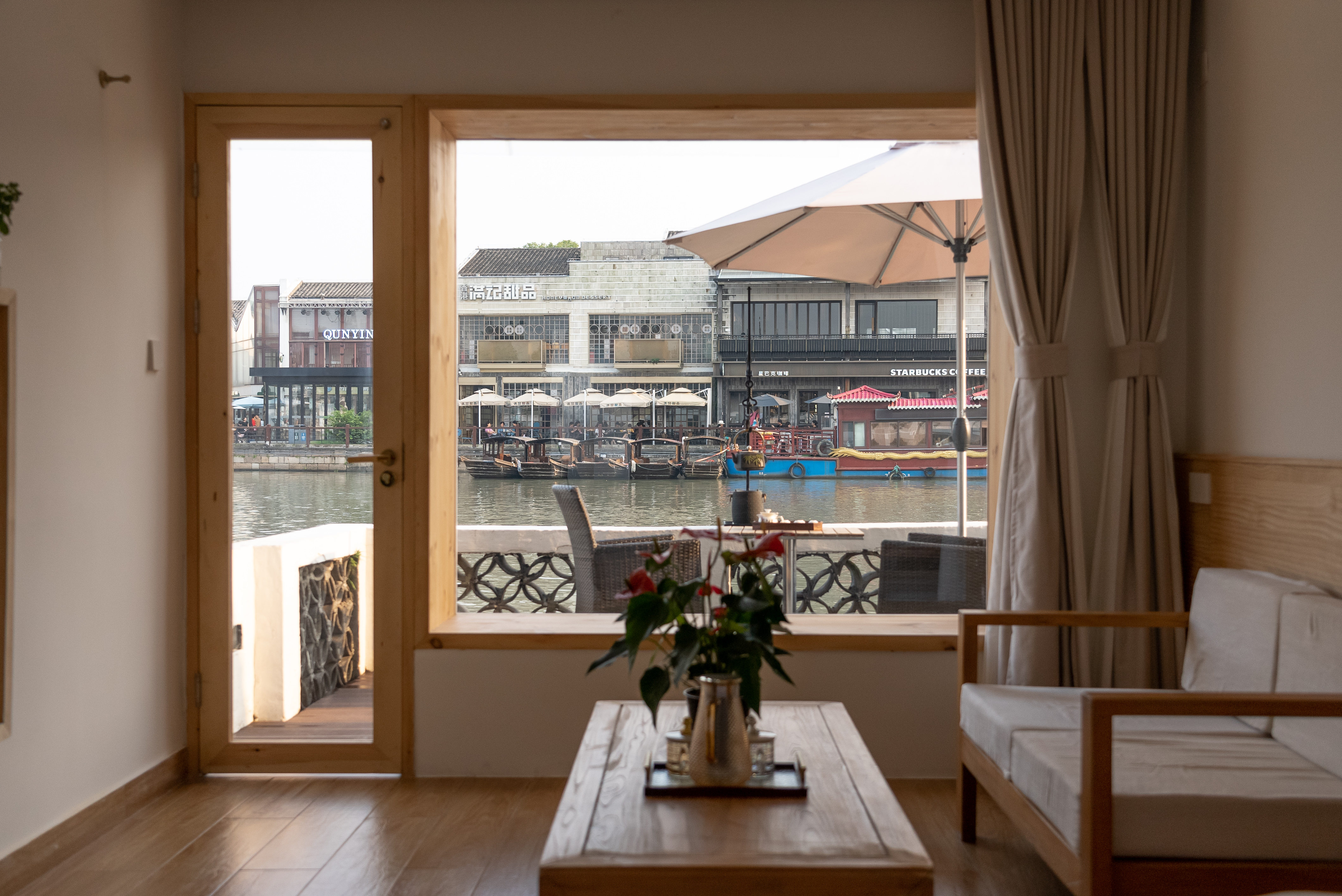 东井·露台大床房丨小冰箱+品茶露台+古桥河景