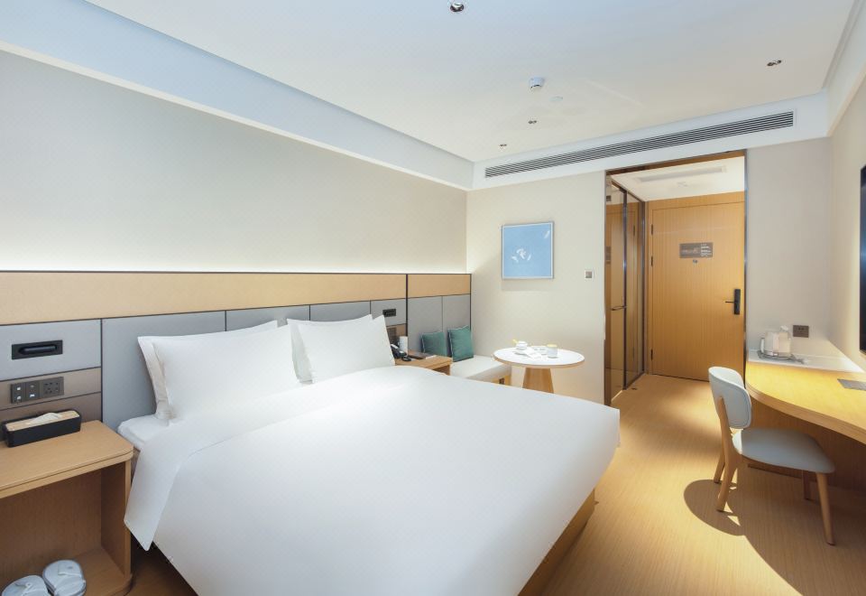 高级大床房【65寸投屏电视+小冰箱】