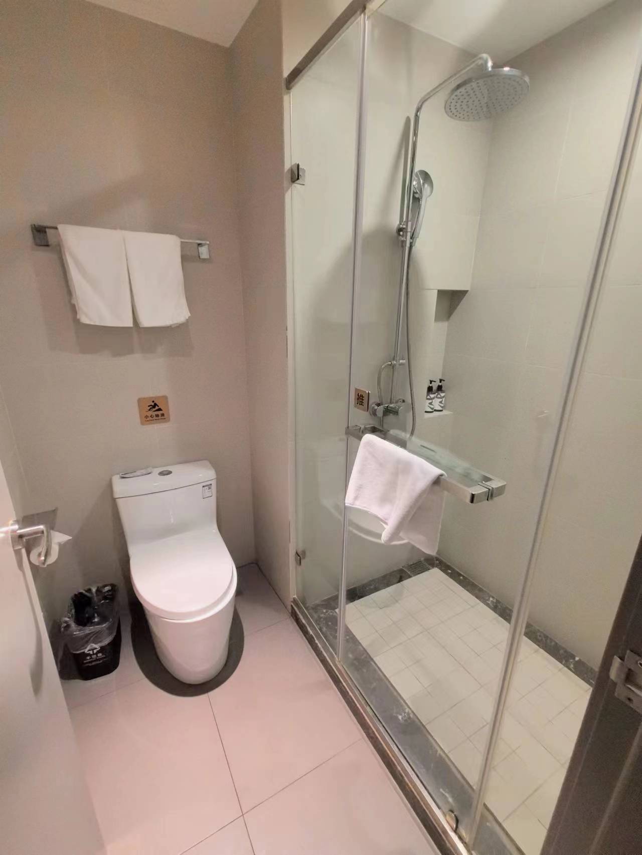 高級大床房-舒適床品-手機投屏