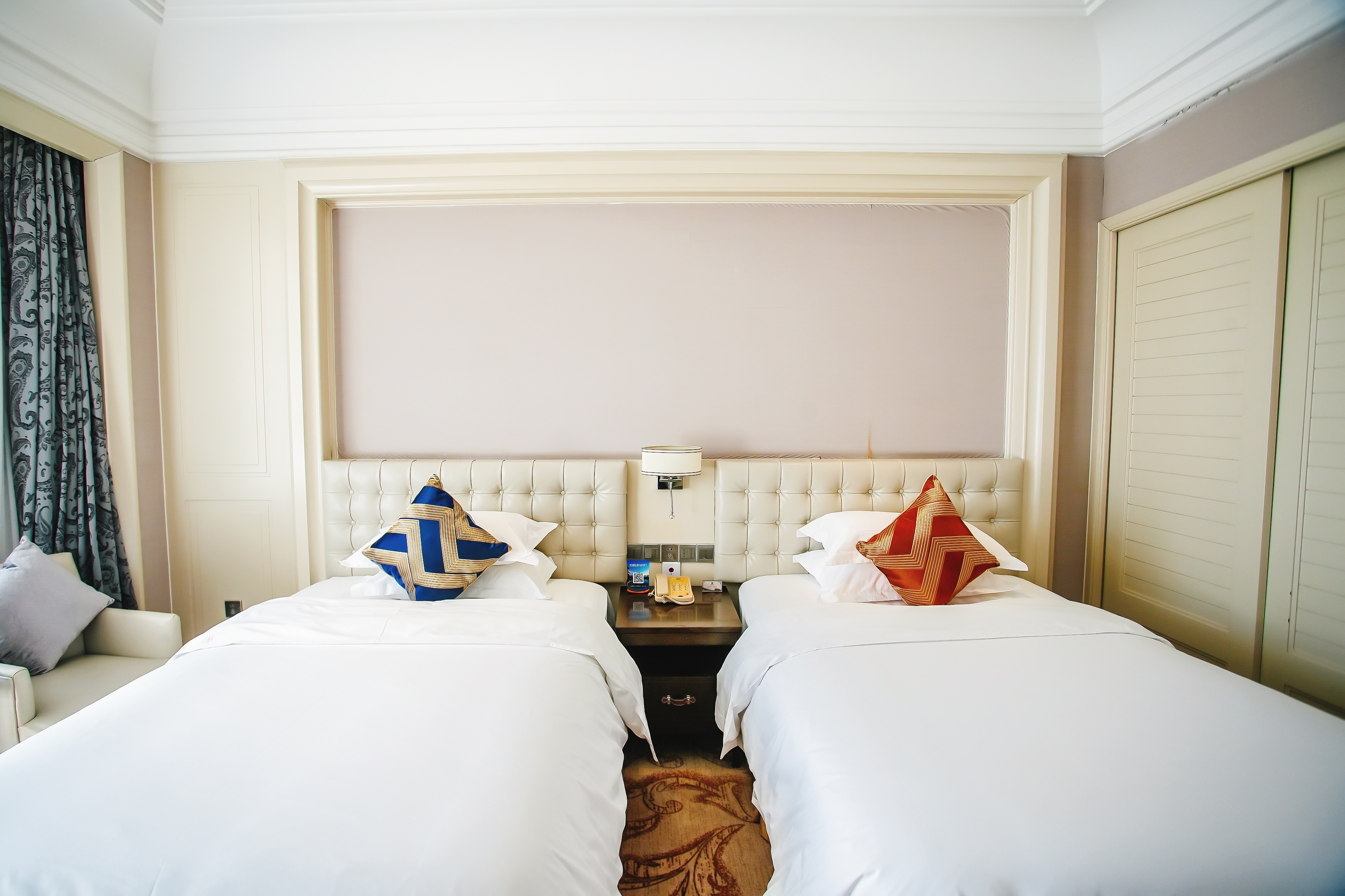 阳光高级双床房（液晶电视+独立书桌+落地窗）