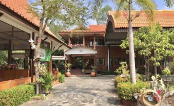 Baansuan Amphawan Resort