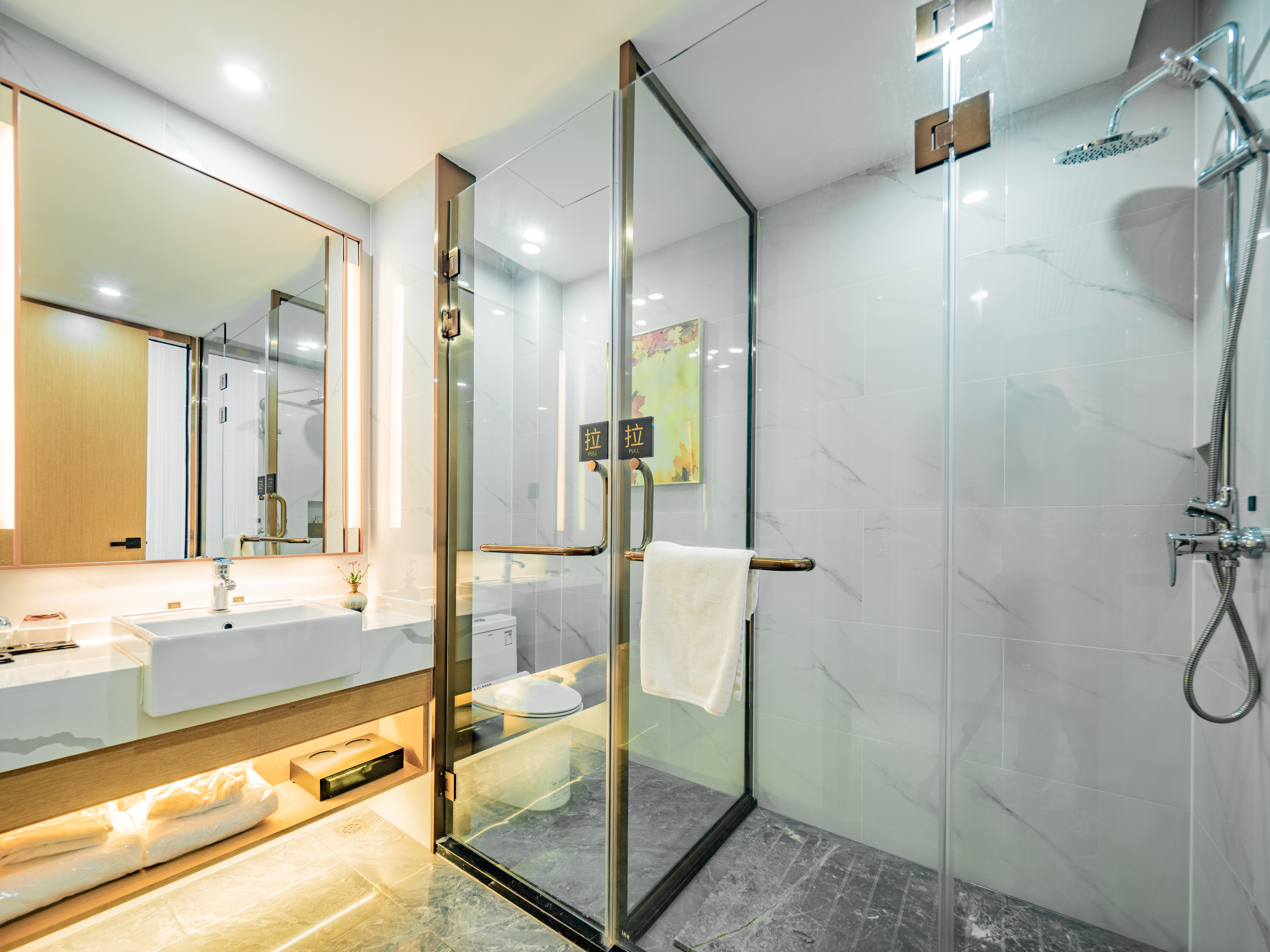 商务舒适大床房「客卧沙发.写字桌.休闲茶几」