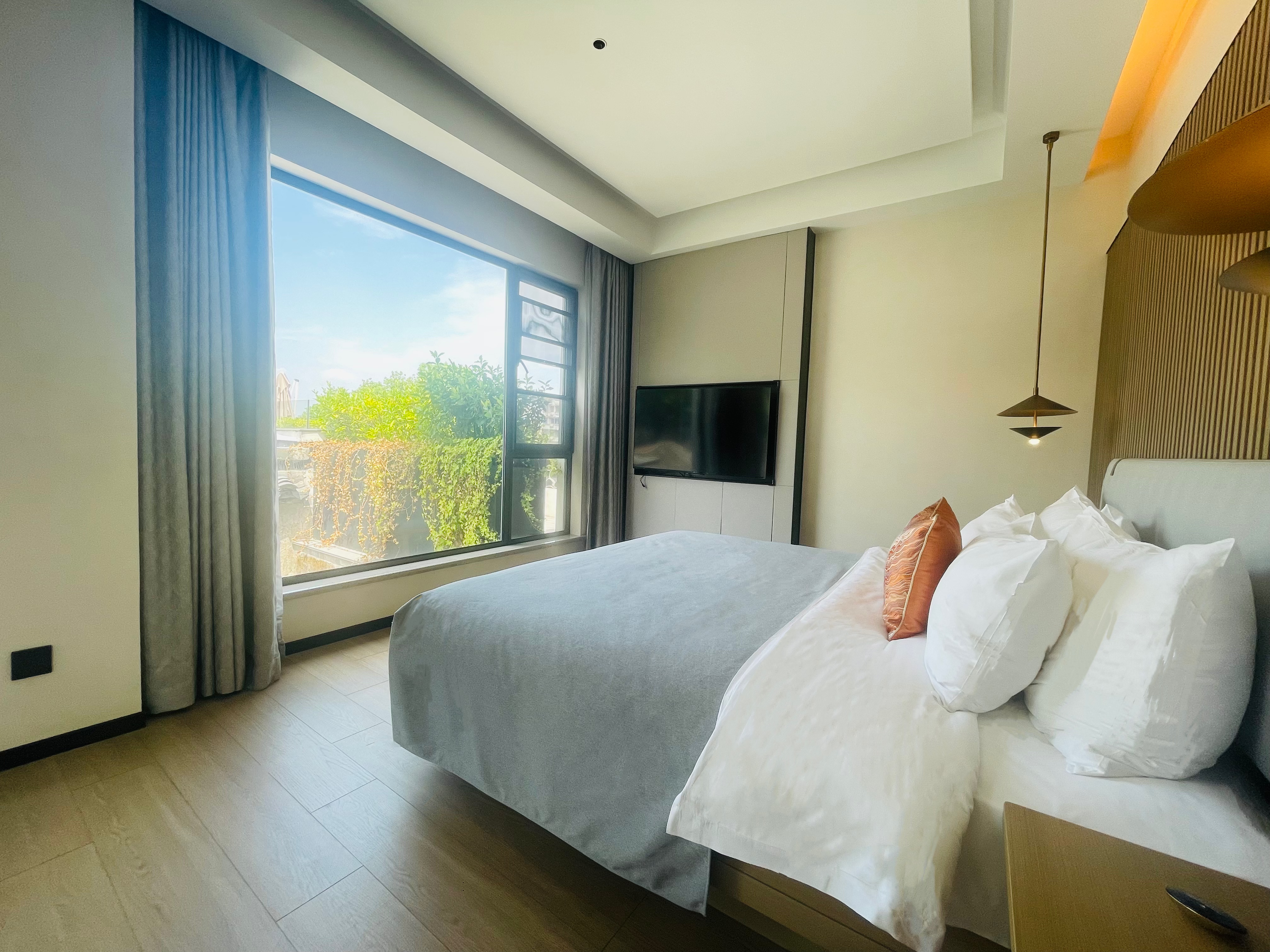 水乡月色·观景大床房（落地窗+180度翻转电视柜）