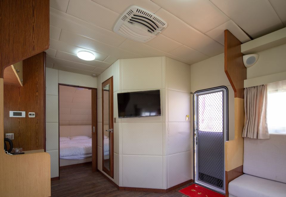 Pingcuo kangsang Everest base camp oxygen rich HotelOxygen Diffusion, Qingmeng Xinghe Double Bed Rv (Scenic View Terrace + Sunshade)