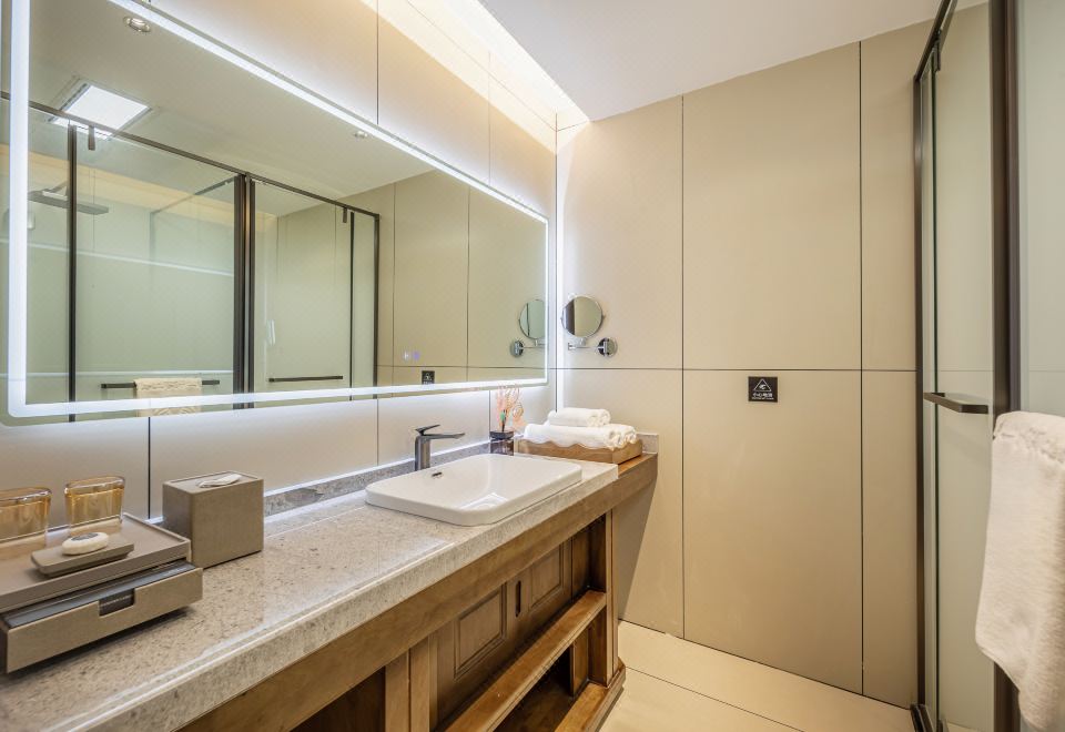 Mufeng Peaceful Slumber Twin Room (Mini Fridge + Premium Toiletries + Ironing Facilities)
