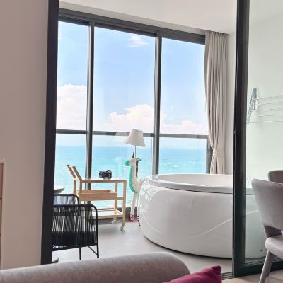 兩室一廳雙衛·至尊海景家庭套房（270度正面海·全海景落地窗·超大海景浴缸·戴森·Marshall音箱·雙獨立洗手間·洗衣機·全功能廚房·高速Wi-Fi）可看煙花 芭達雅EDGE中央海景假日優惠