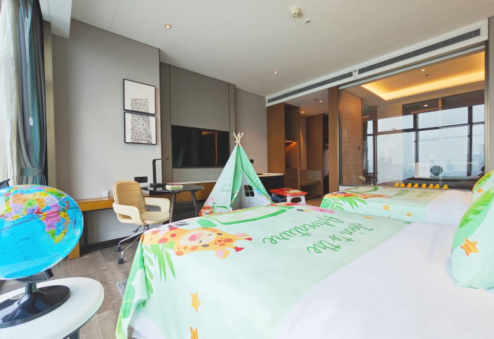 Sheraton Hotel KaifengFamily-friendly 2-bed Room
