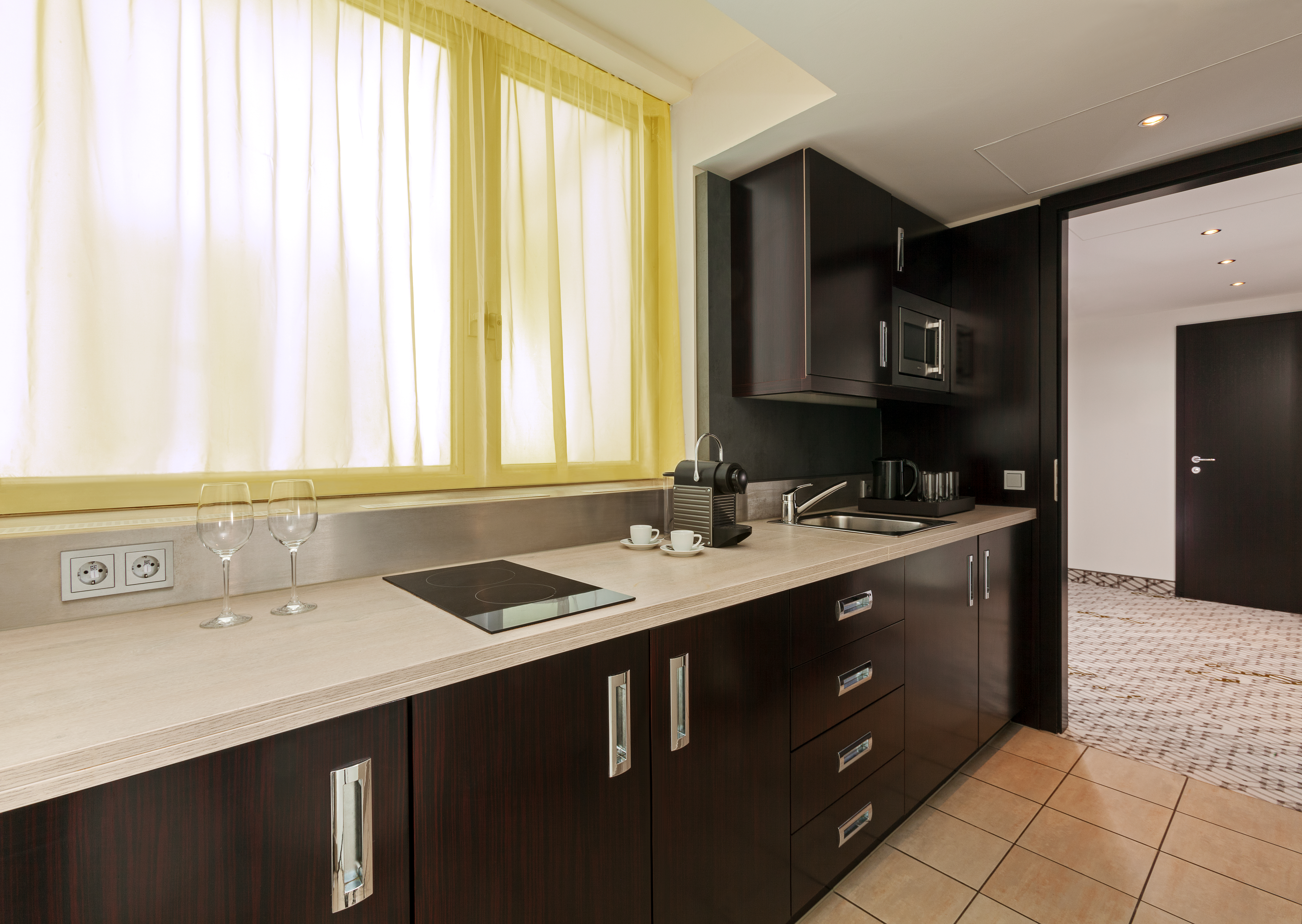 豪华套房， 2 卧室套房， 卧室1:1张特大床 ， 卧室2:1张特大床 ， 梳化床