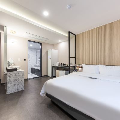 로얄 프리스티지 더블룸/무료조식,라면,금연
테이블,비데,공청기,욕조,스타일러/넷플릭스이용가능,무료세탁&건조,무료애머니티 호텔 24st 프리스티지 쿠폰