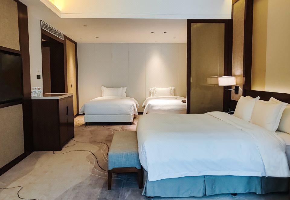 家庭三人套房（一大床两小床）