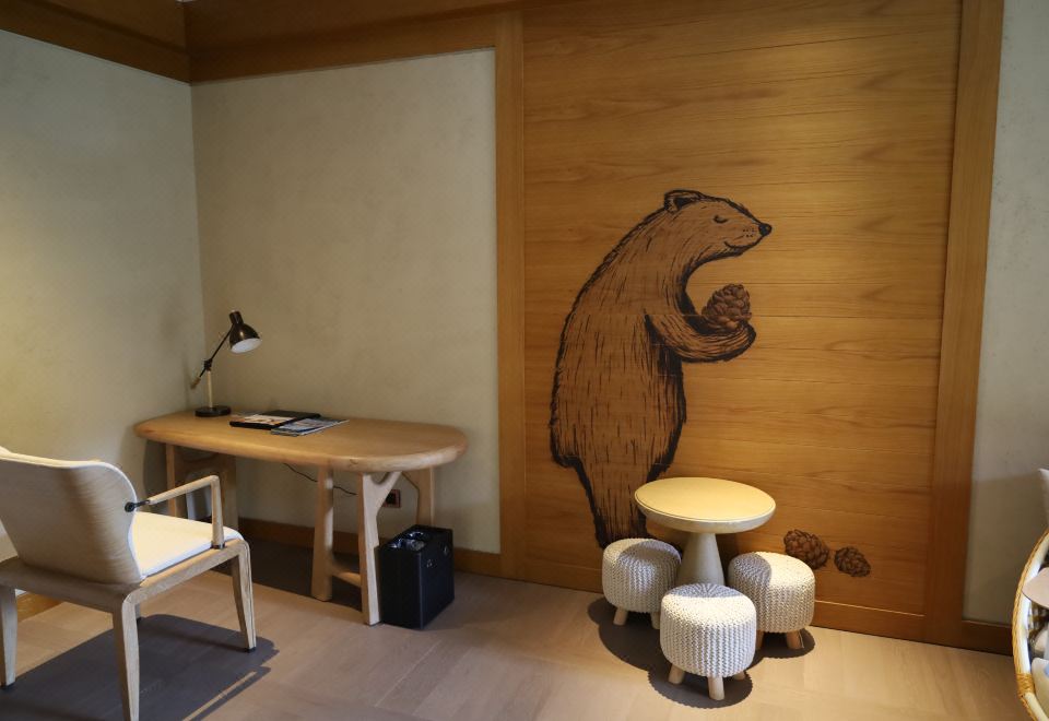 CROWNE PLAZA SHENNONGJIASuite - 1-Bedroom, Garden-View (Double Bed) (Living Room)