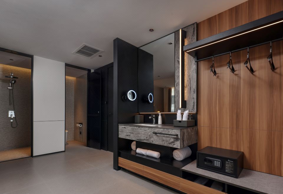 Premier Suite - City-View (Double Bed) (Air Conditioner)