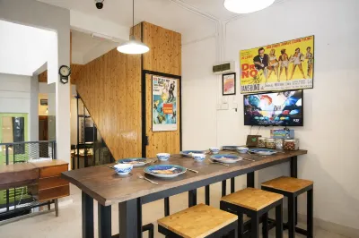 Knocknock70s Home Courtyard Garden, Jonker Parking Hotel di 