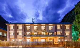 Rezen Retreat·Four Seasons Manju Hot Spring Hotel (Jiuzhaigou Scenic Area)