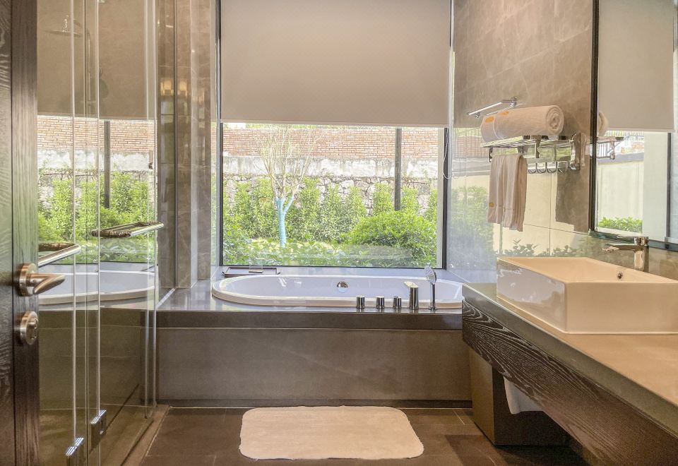 坡地六房别墅丨私家泡池&庭院