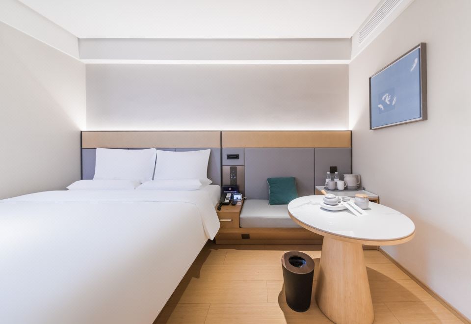 大床房内景窗（65寸智能可投屏电视+小冰箱）